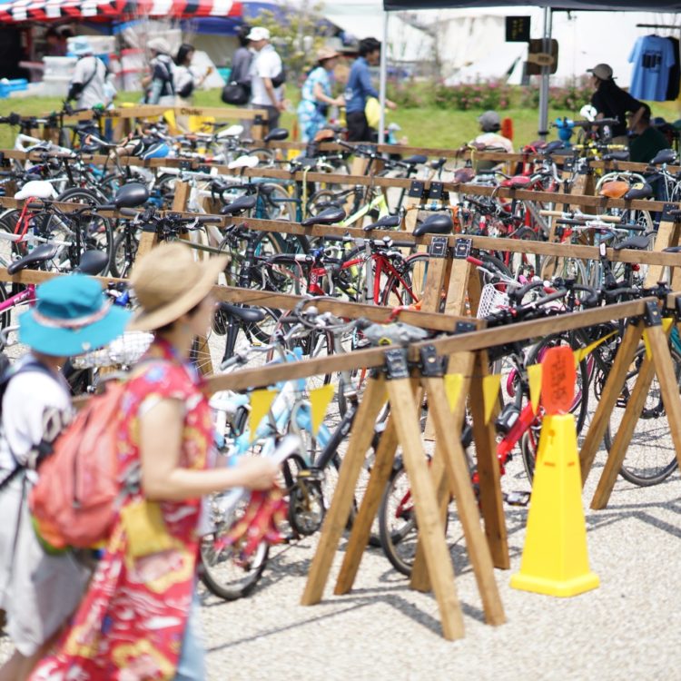 3日開催で10万人ちかい入場者を集める中部地区最大のフェス、森道市場。自転車での来場者は毎年増えつつある。